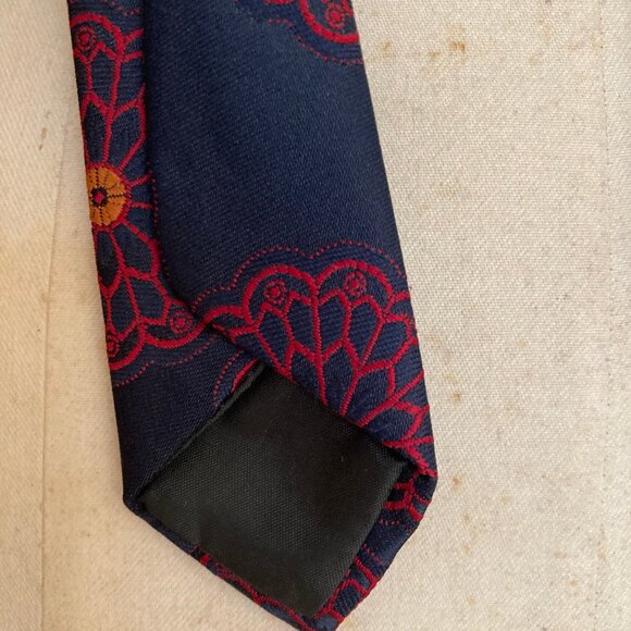 Wemlon by Wembley Embossed Flower Neck Tie - Picture 4 of 6